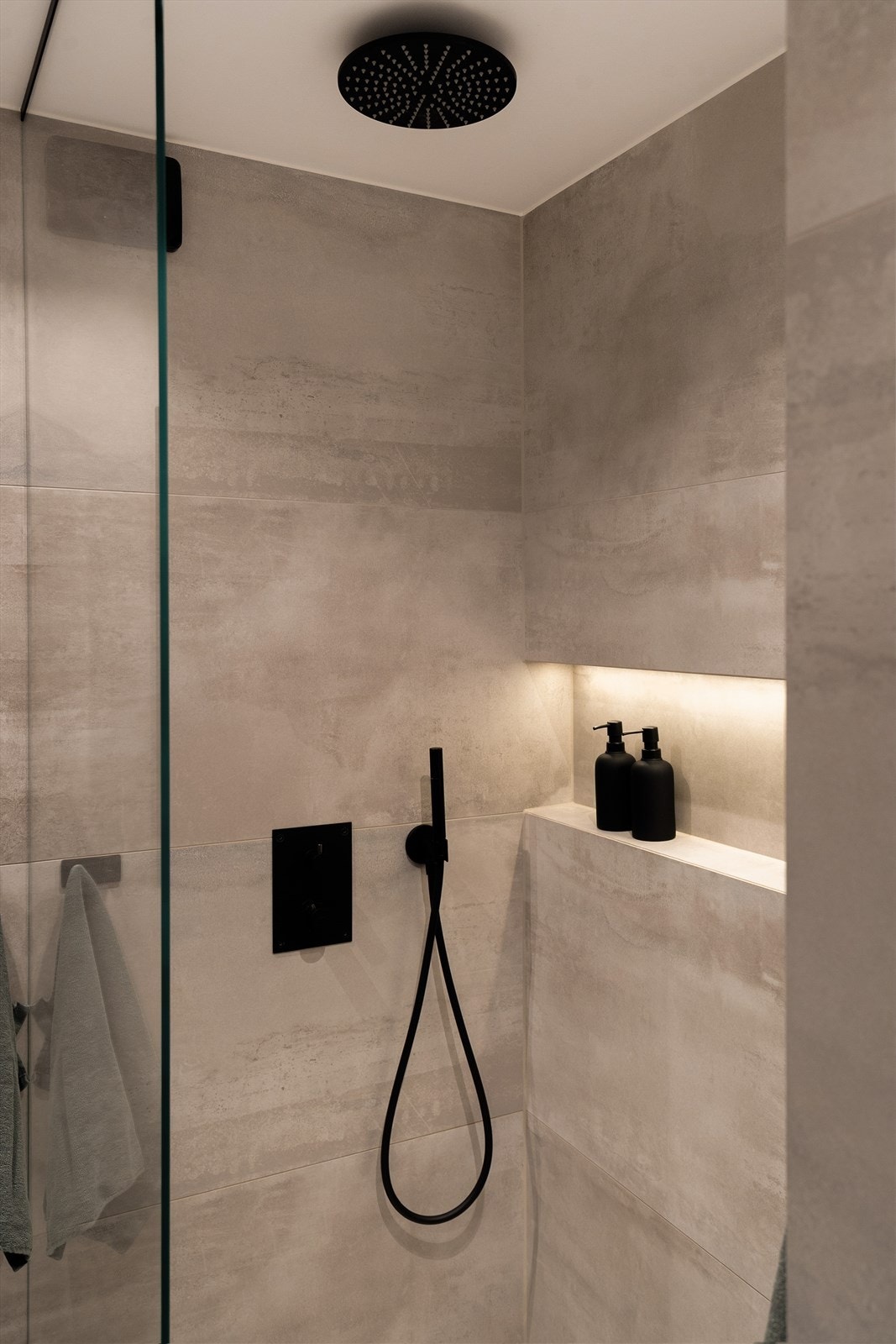 Badet inneholder vegghengt toalett, romslig dusjsone med garnityr fra Tapwell og bred baderomsinnredning med skuffer, servant og speil. Galleribilde