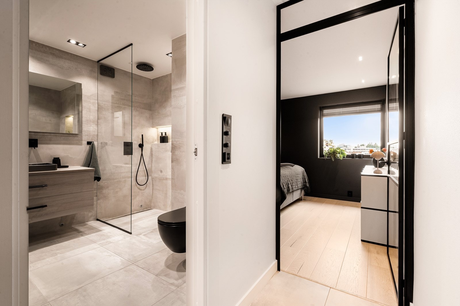 Gangen har en sentral plassering i leiligheten, som sikrer godt flyt mellom alle rommene. Galleribilde