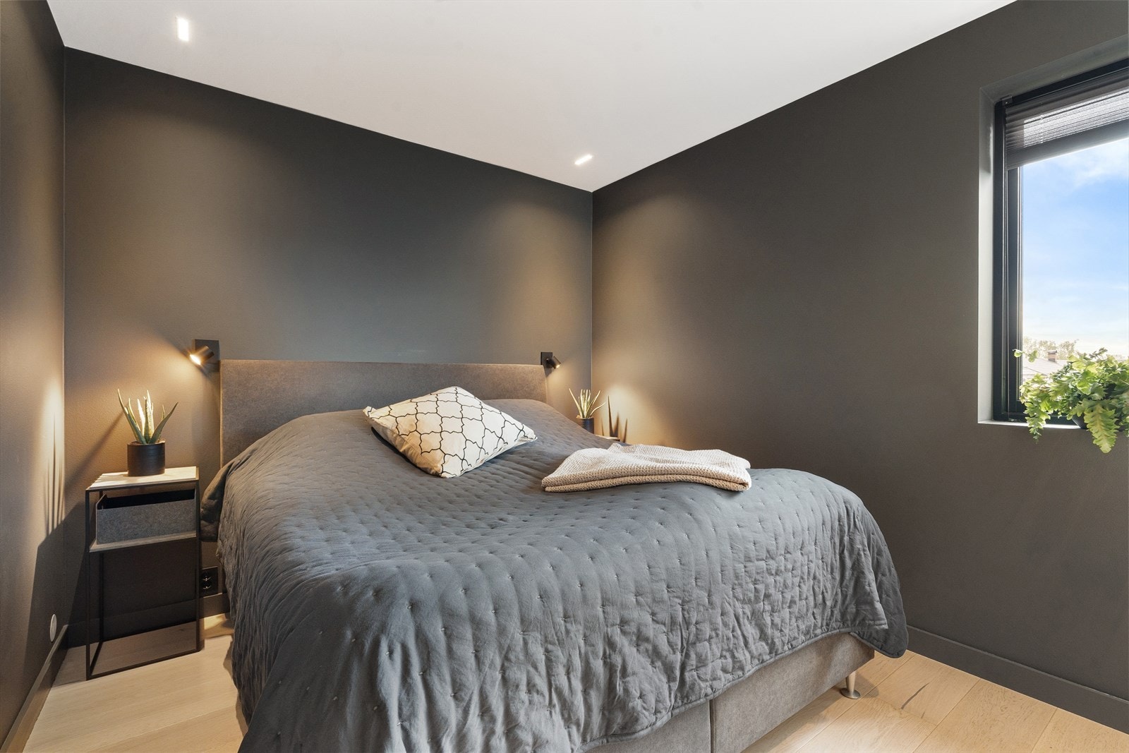 På hovedsoverommet er det god plass til dobbeltseng med tilhørende nattbord. Galleribilde