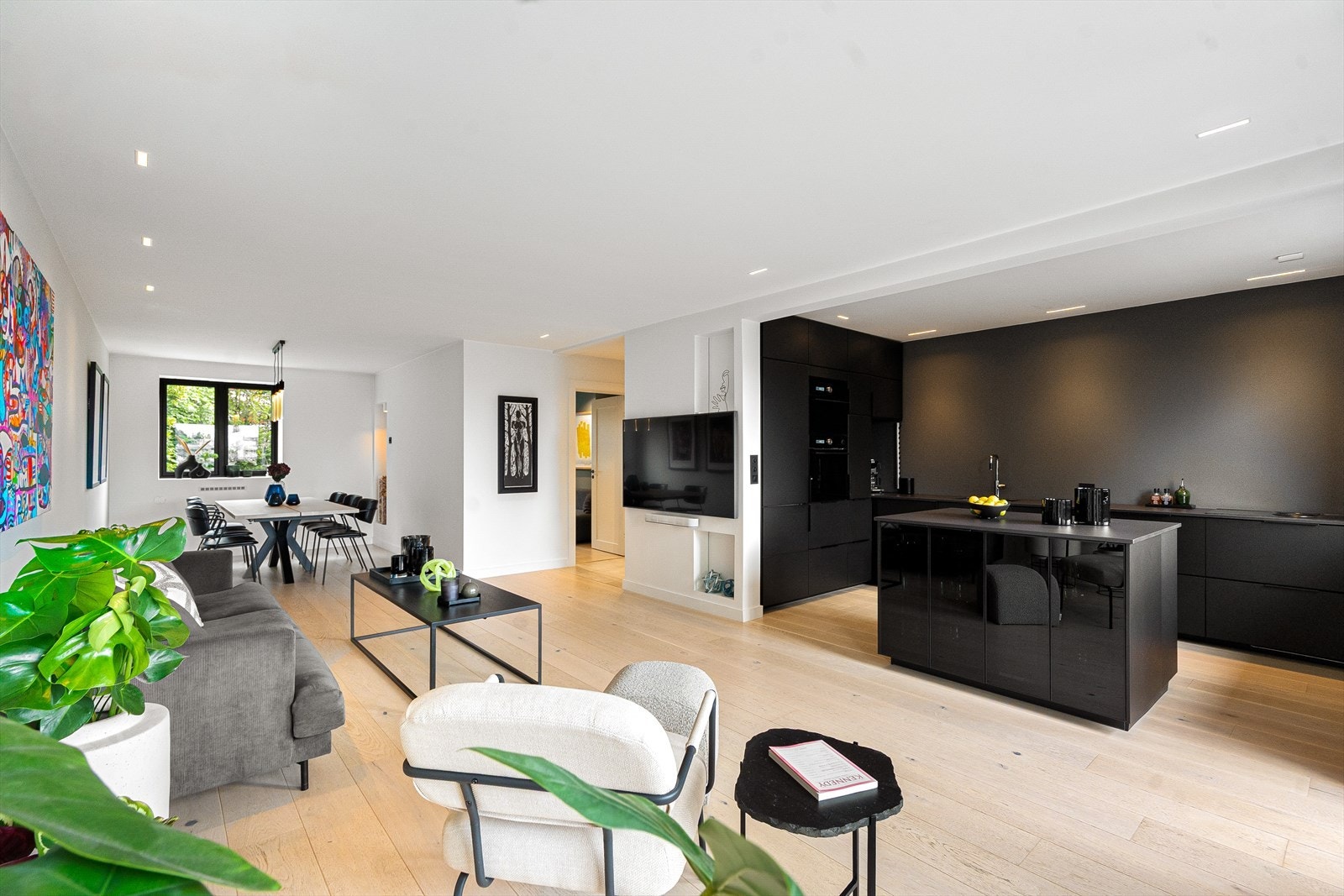 I stuen er det god plass til stor sofa med tilhørende sofabord og tv-benk. Stuen er gjennomgående med godt lysinnslipp fra store vindusflater. Galleribilde