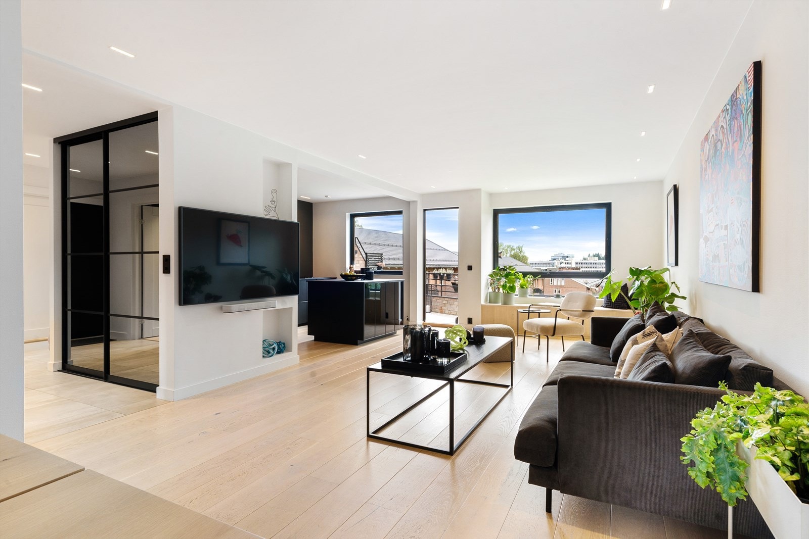 Leiligheten har skjult elektrisk anlegg med ELKO plus dimmere, brytere og kontakter. Galleribilde