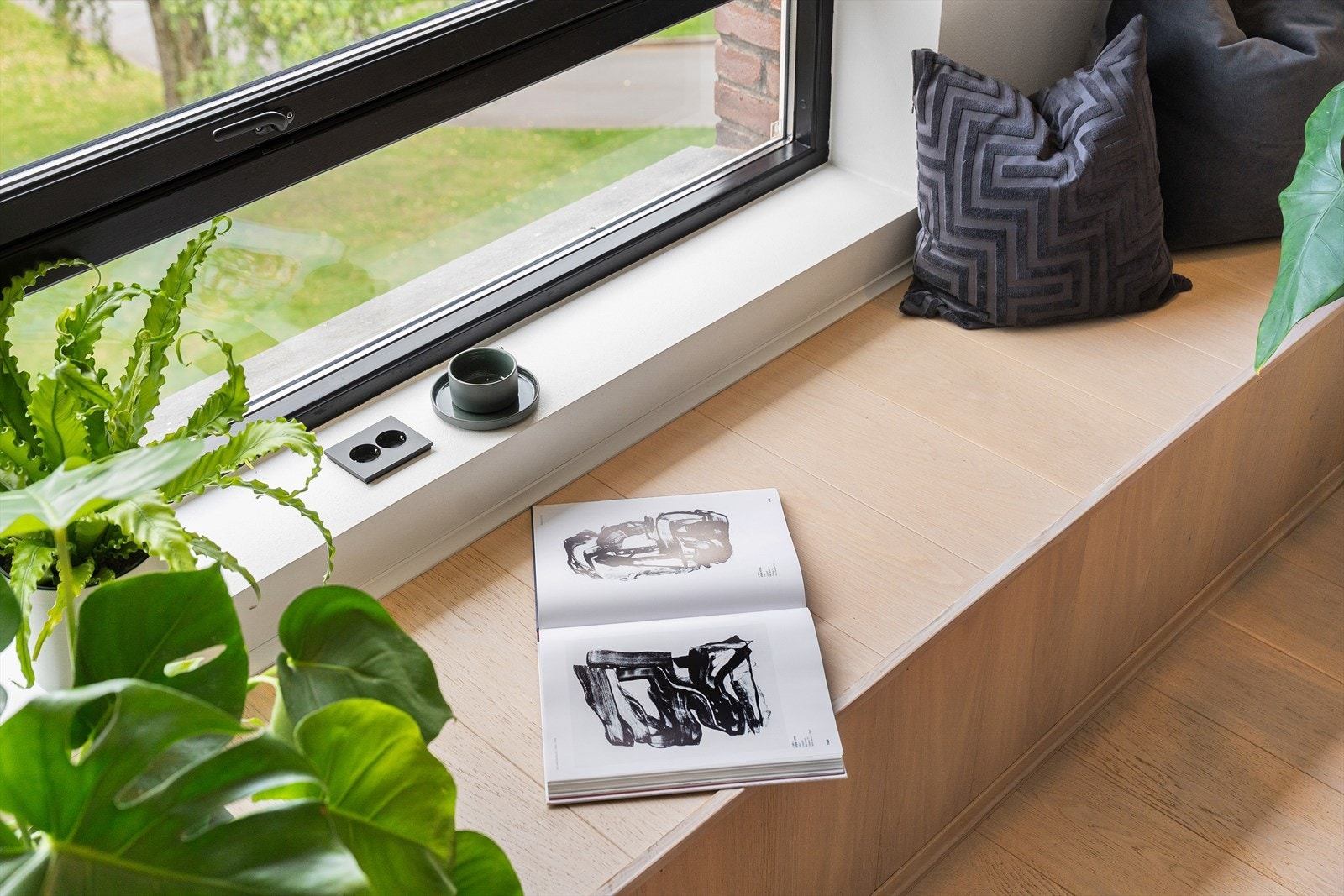 Plassbygd, hyggelig sittebenk ved vinduet. Galleribilde