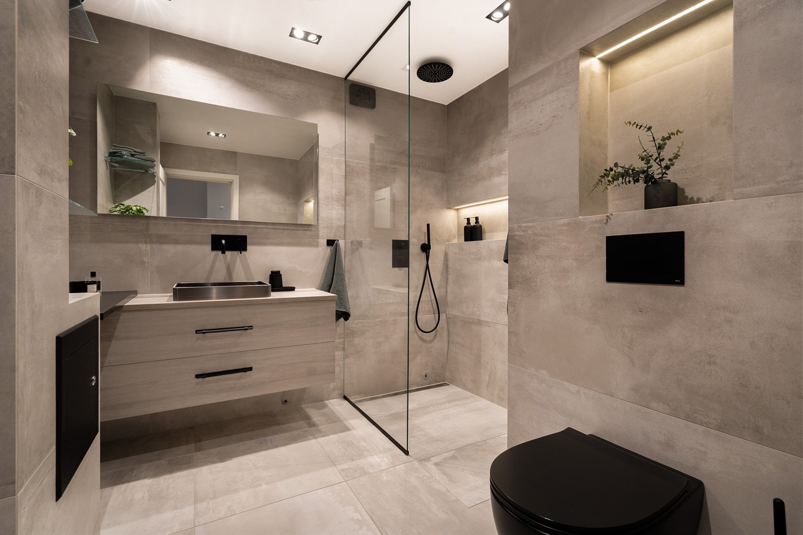 Delikat og rålekkert bad som i sin helhet ble pusset opp i 2018. Badet har stilrene farge- og materialvalg med flislagte overflater, behagelig gulvvarme og nedsenket himling med downlights. Galleribilde