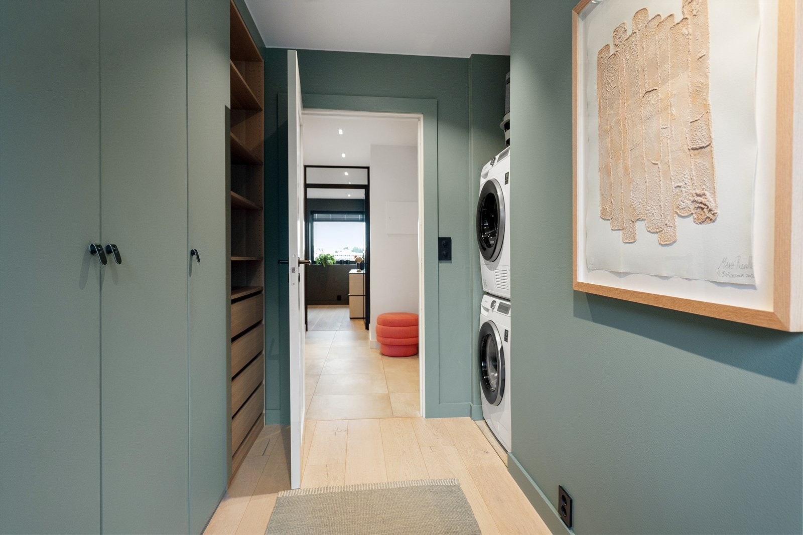 Soverommet har opplegg for vaskemaskin samt rikelig med skapplass. Galleribilde