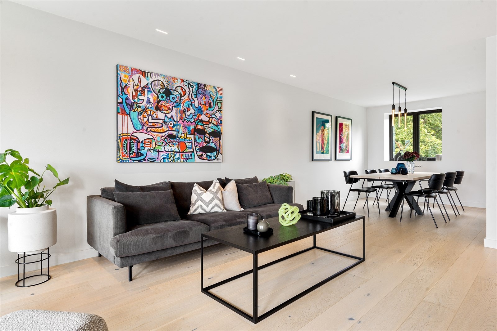 Overflatene ble pusset opp i 2019 med en-stavs eikeparkett, lyse vegger og downlights i himling. Det er belysning fra iGuzzini i store deler av boligen. Galleribilde