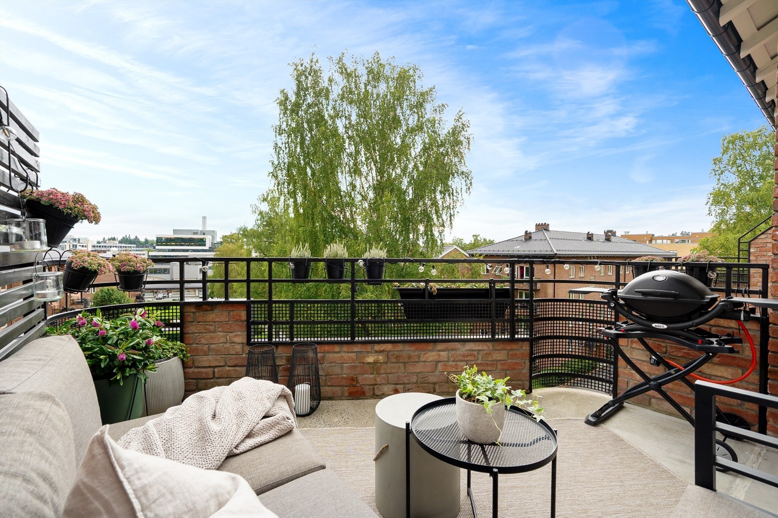 Fra stuen er det utgang til en sydvendt balkong på ca. 8 kvm. Galleribilde