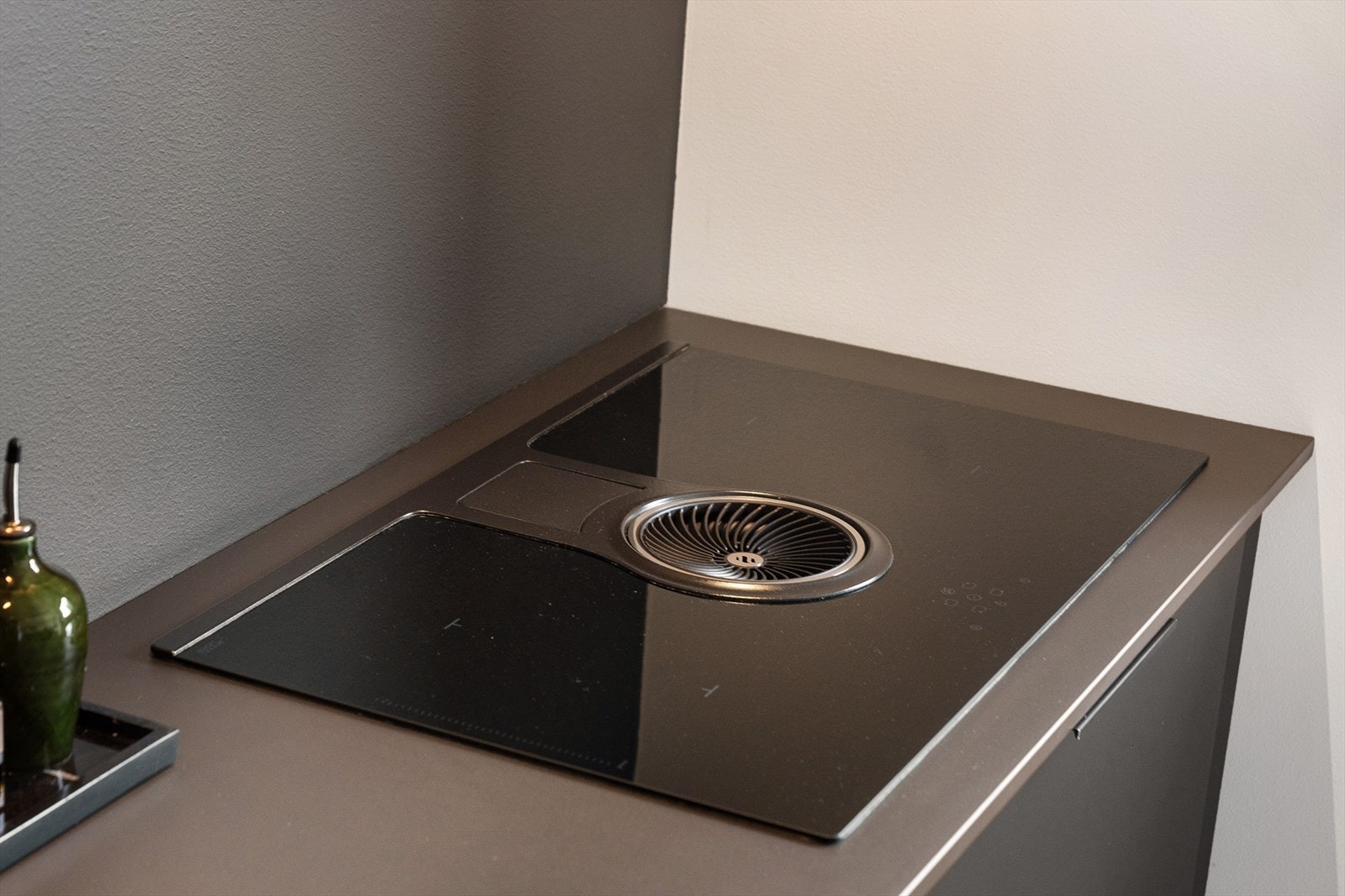 Det er integrert stekeovn, platetopp med nedfelt kullfiltervifte, oppvaskmaskin, kjøl/fryseskap og kombi-stekeovn/mikrobølgeovn. Galleribilde