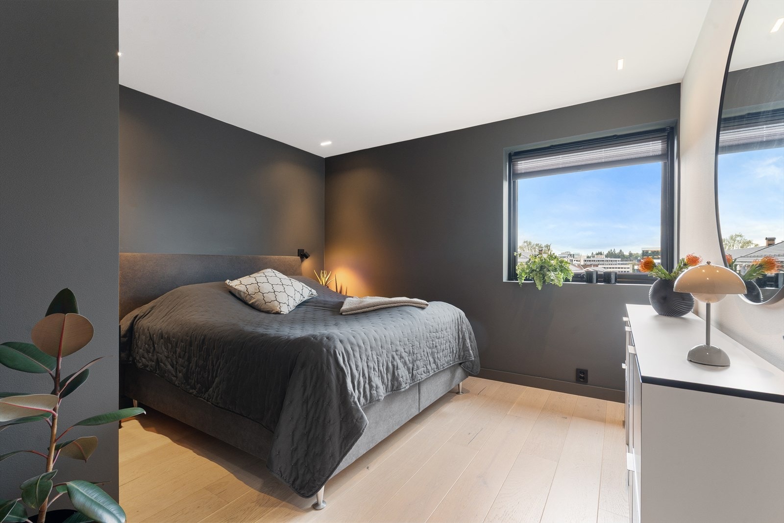 Leiligheten har en svært god og barnevennlig planløsning med god tilknytning mellom soverommene via gangen. Galleribilde