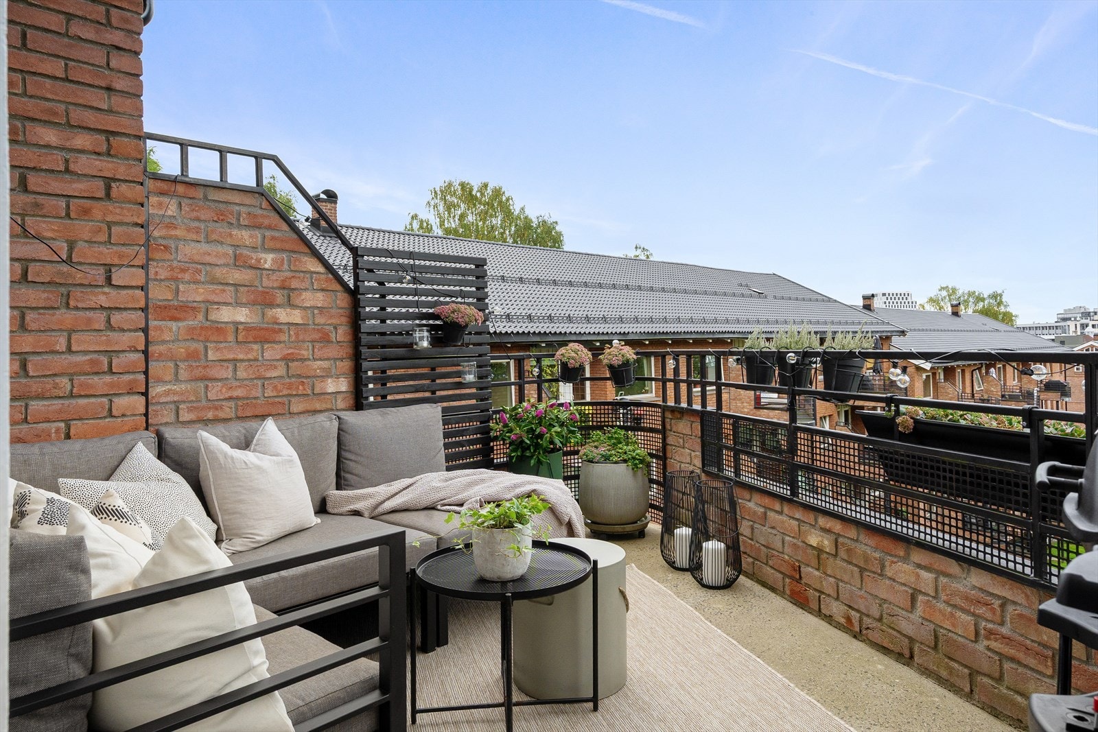 Her er det god plass til utemøblement, grill og beplantning. På balkongen er det montert elektrisk markise, varmelampe og dobbel stikkontakt. Galleribilde