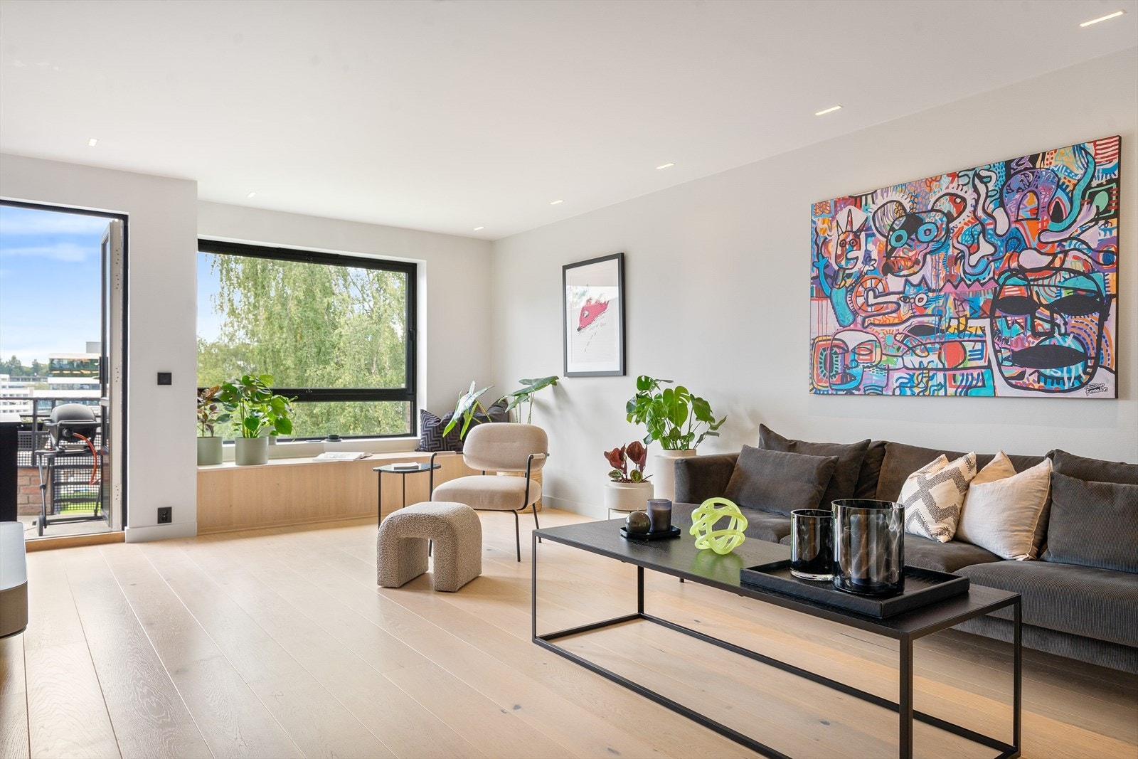 Leiligheten ble totaloppusset i 2019 med gjennomført design, stilrene løsninger og kvalitetsmaterialer i alle rom. Galleribilde