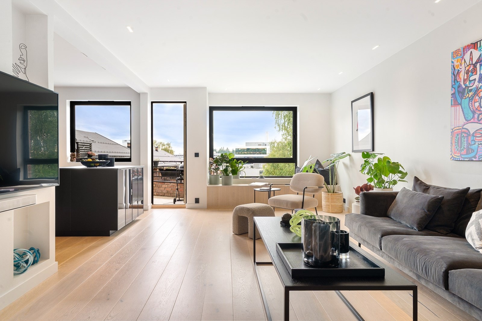 Leiligheten har en herlig, åpen planløsning med kjøkken og stue. Rommet har en velutformet planløsning som gjør innredningsjobben enkel. Galleribilde