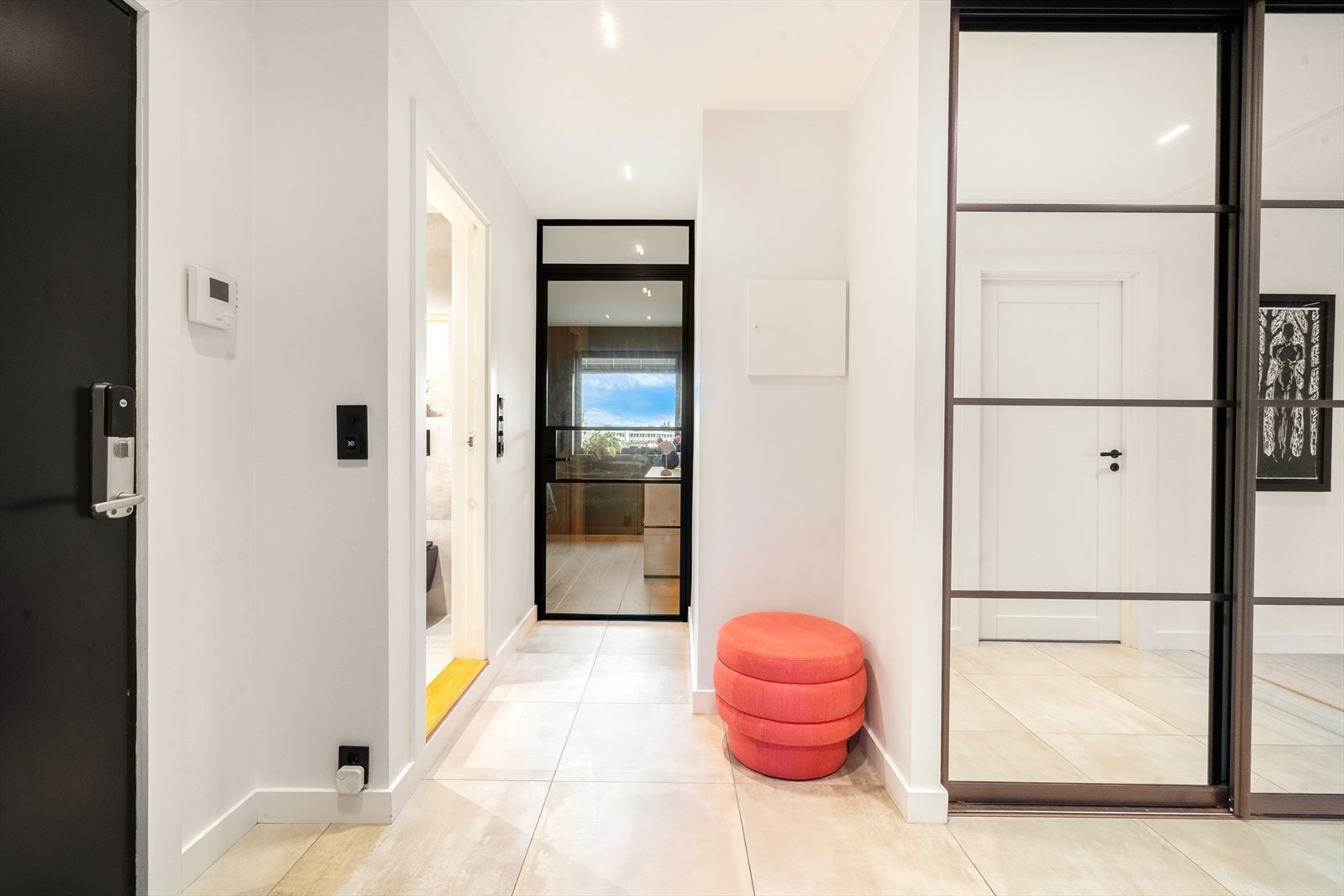 I gangen er det god plass til oppbevaring av yttertøy med skyvedørsgarderobe samt plass til knagger og skohylle. Det er varme i gulvet i gangen. Galleribilde