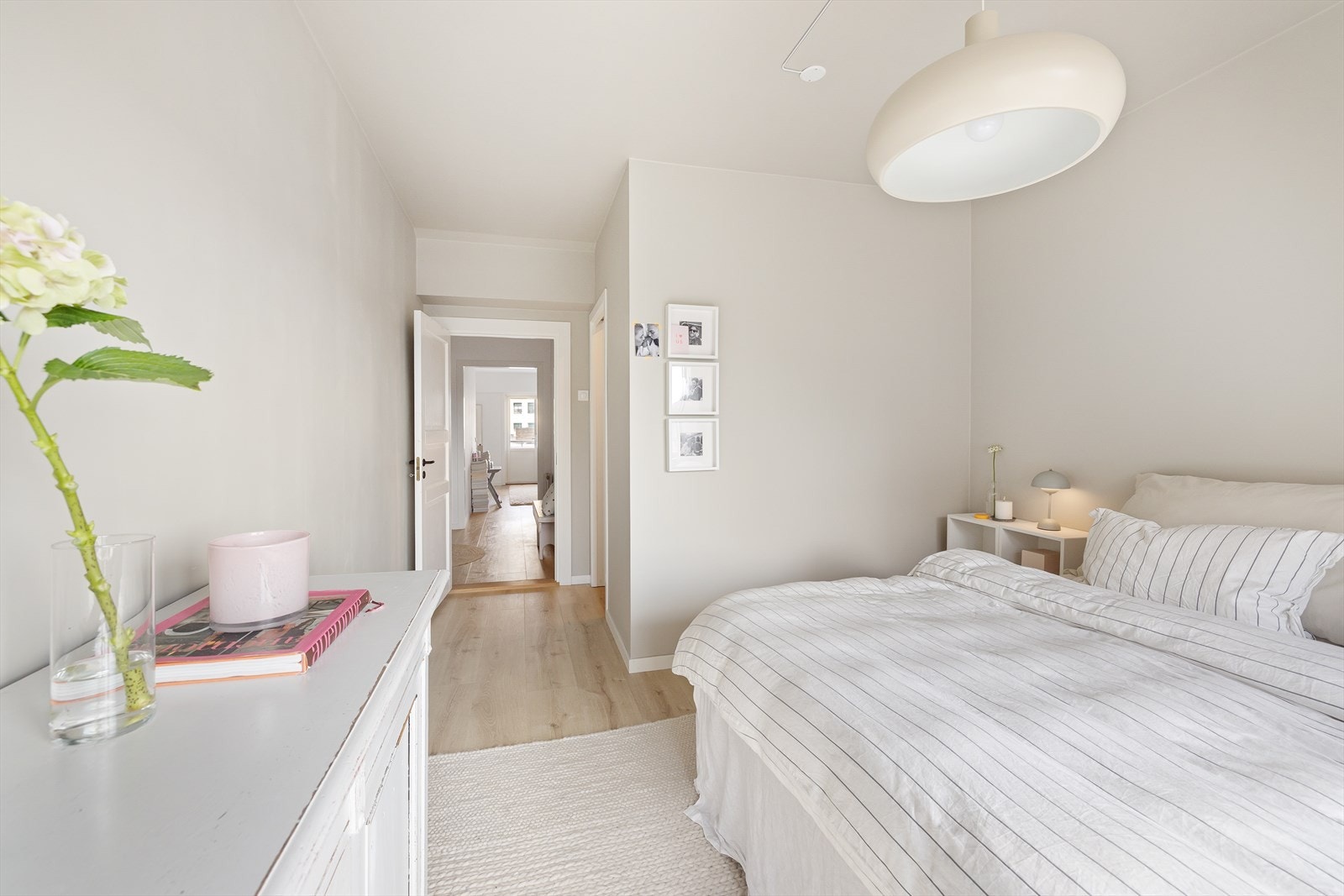 Her er det plass til dobbeltseng med tilhørende nattbord på hver side samt kommode eller lenestol. Galleribilde