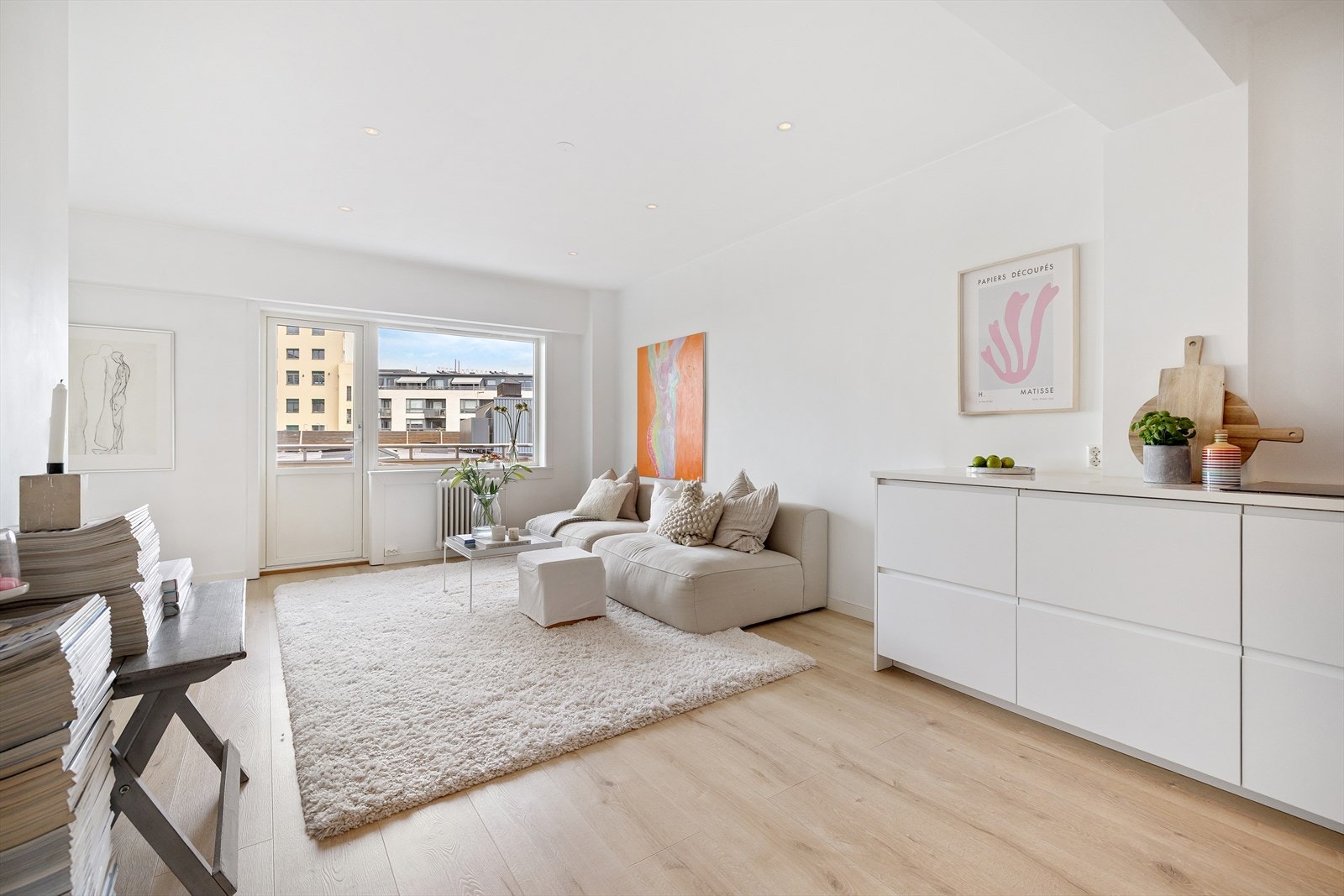 Leiligheten har stilrene overflater pusset opp i 2021, med pen, en-stavs laminat, lyse fargevalg og downlights i himling. Galleribilde