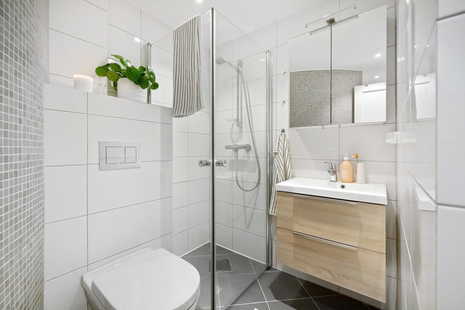 Flott, flislagt bad oppgradert i 2015. Badet har flislagte overflater, elektriske varmekabler og belysninger med spotter. Galleribilde