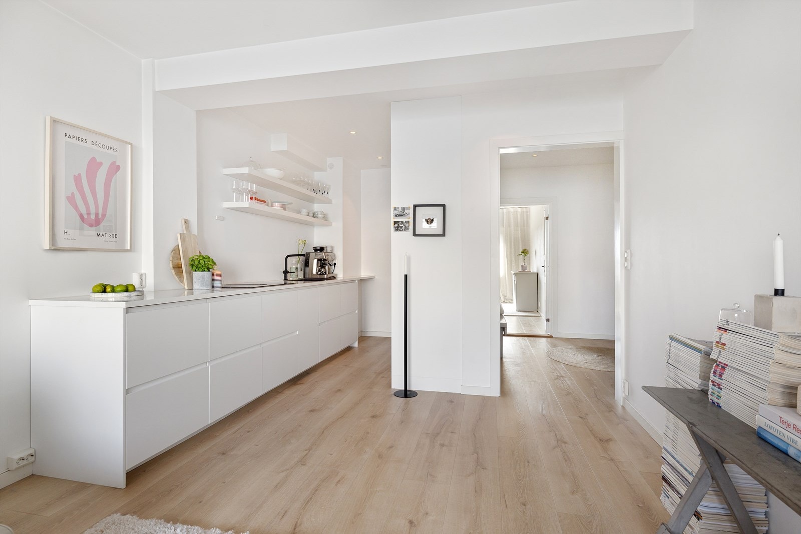 Moderne kjøkken fra 2021 med skjermet og god plassering i rommet. Galleribilde