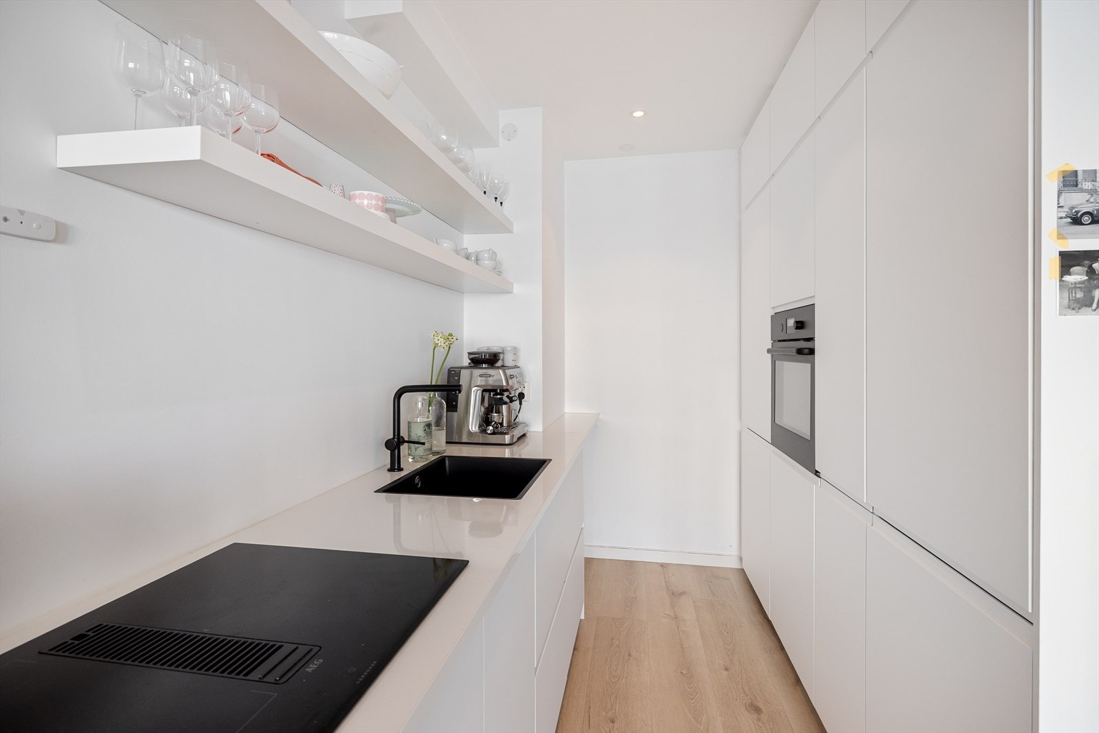 Kjøkkenet er utstyrt med integrerte hvitevarer av god kvalitet, og består av komfyr, platetopp med avtrekk fra AEG, oppvaskmaskin, kjøl/fryseskap. Det er kjøkkenventilator med kullfilter. Galleribilde