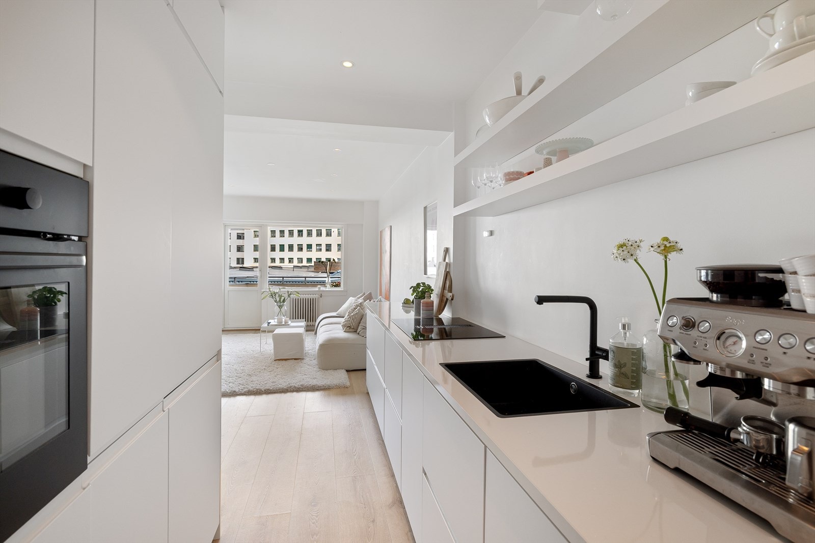 Kjøkkenet er utnyttet til det maksimale med lagringsplass i både vegghengte hyller, skap og skuffer. Galleribilde