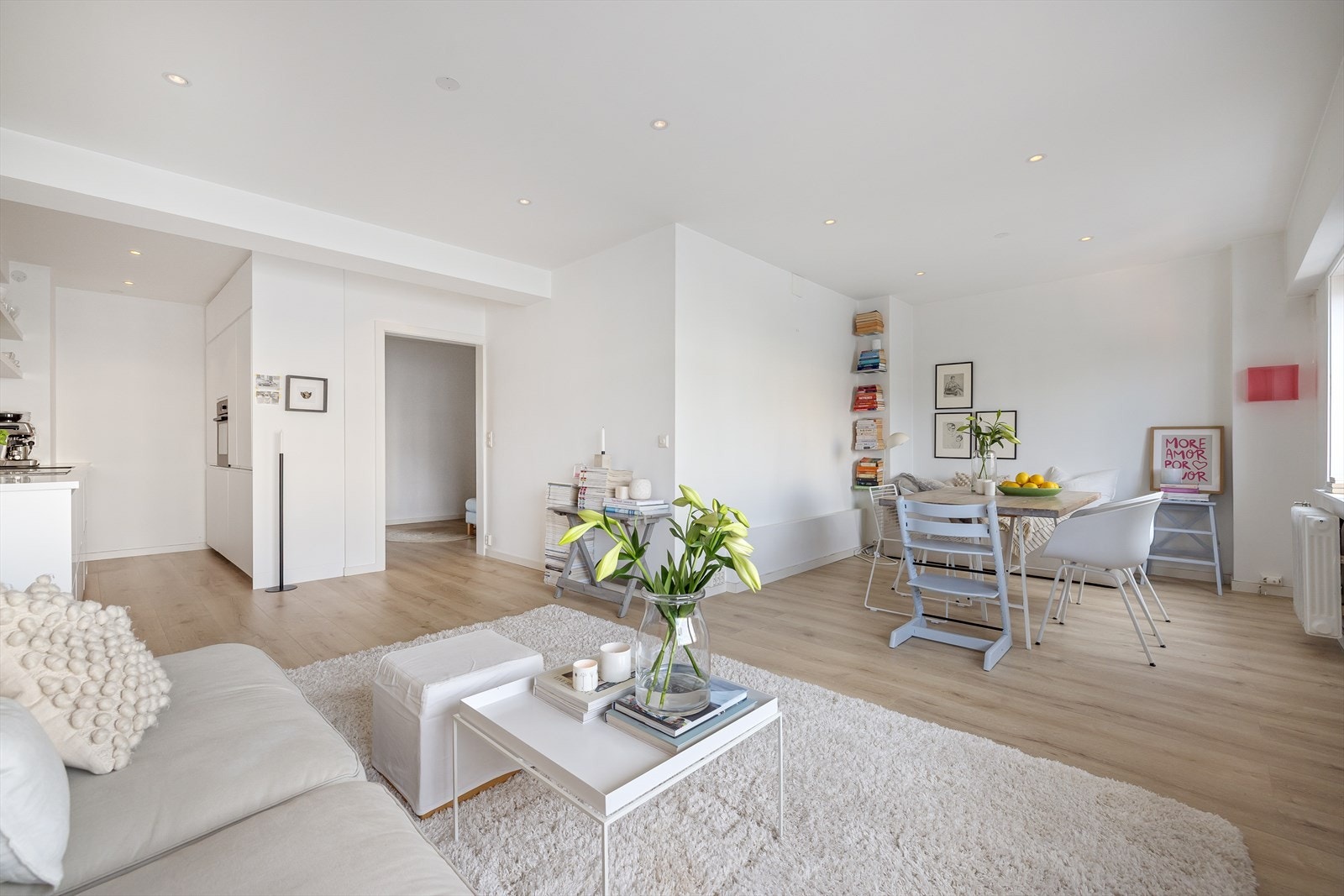 Stuen har en planløsning som oppleves naturlig og enkel å innrede i ulike soner. Galleribilde