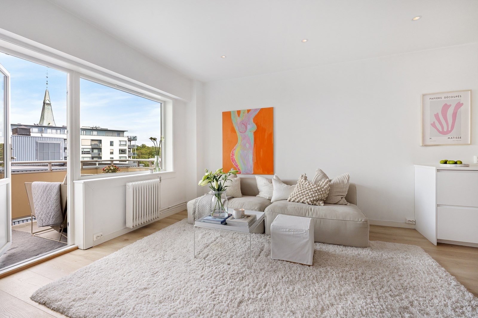 I stuen er det god plass til sofagruppe med tilhørende sofabord og tv-møblement. Galleribilde