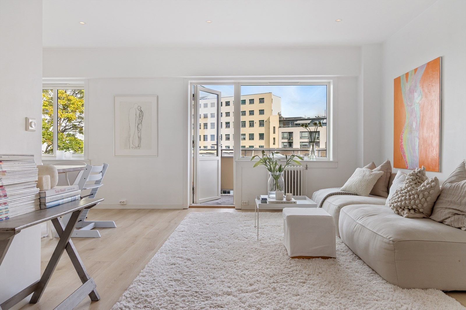 Store vindusflater gir godt innslipp av naturlig lys. Fritt og åpent, uten sjenerende innsyn. Galleribilde