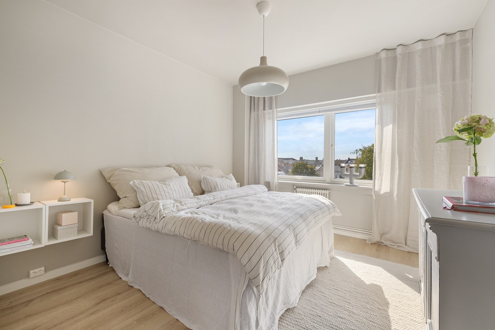 Leiligheten har et lunt og innbydende soverom av god størrelse. Galleribilde