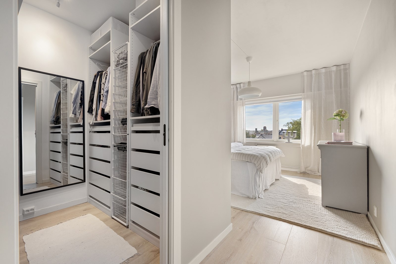 Direkte adkomst til walk-in closet. Galleribilde