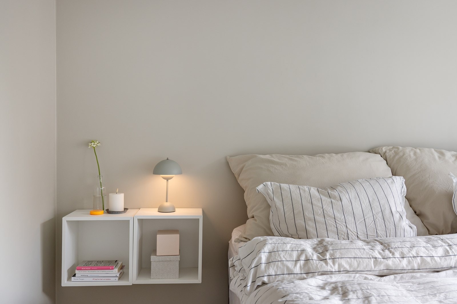 Soverommet er malt i en behagelig fargetone som passer godt med gulvet og interiøret for øvrig. Galleribilde