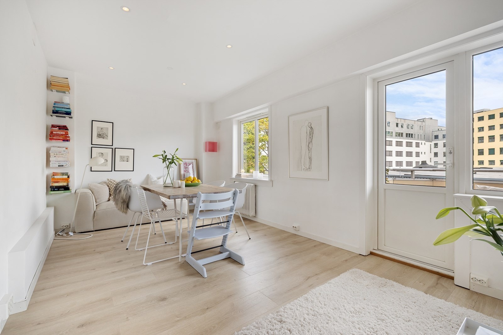 Leiligheten har en stor og herlig stue med store vindusflater, god planløsning og utgang til balkong. Galleribilde