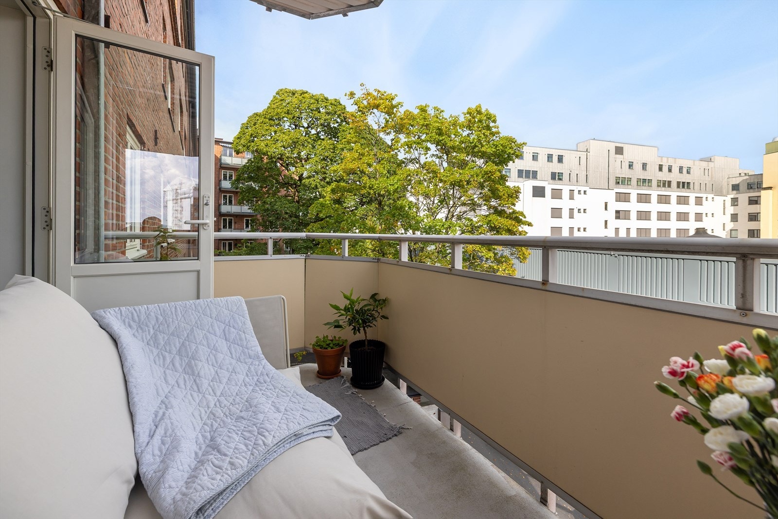 Her er det plass til utemøblement, grill og beplanting. Høyt og fritt i 3. etasje med fin, åpen og usjenert utsikt. Galleribilde