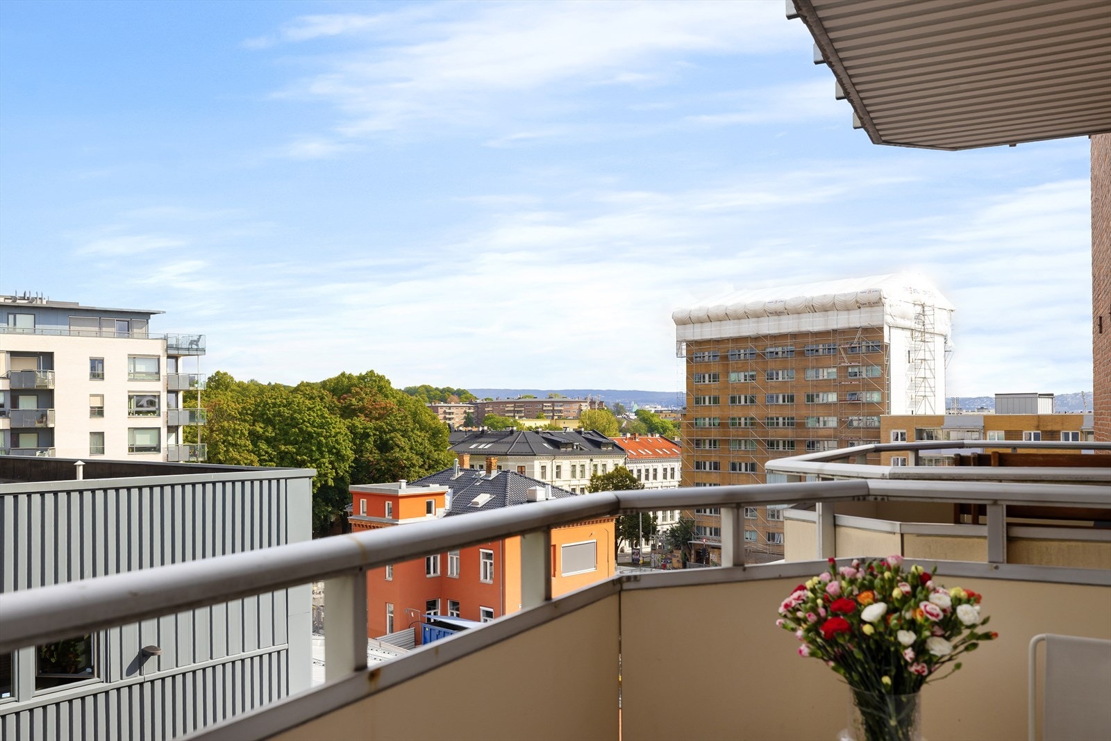 Fra rommet er det utgang til en nordøstvendt balkong på ca. 5,1 kvm. Galleribilde