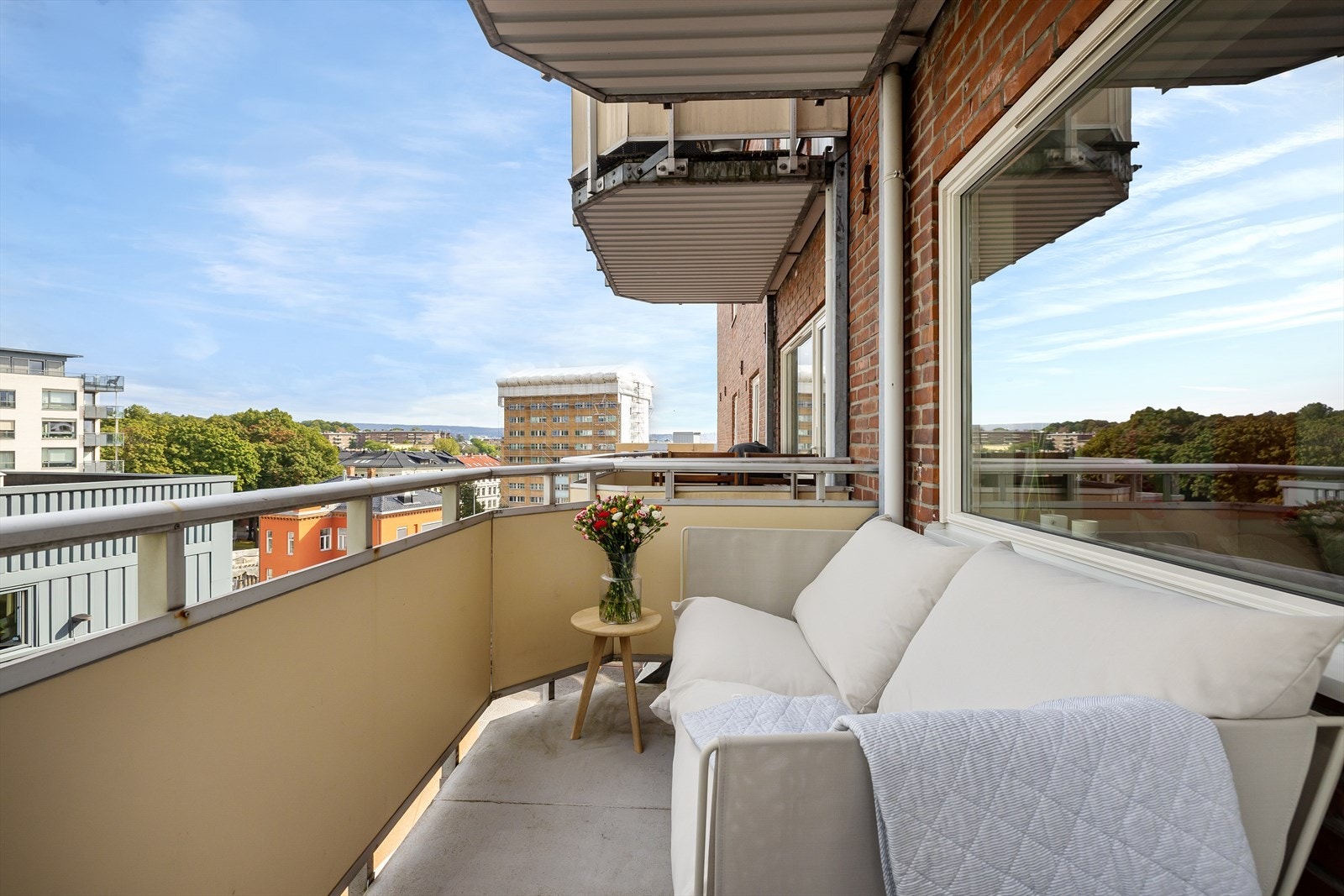 En strøken, delikat og stor 2-roms med tilbaketrukket beliggenhet mellom Bislett og Majorstuen. Galleribilde