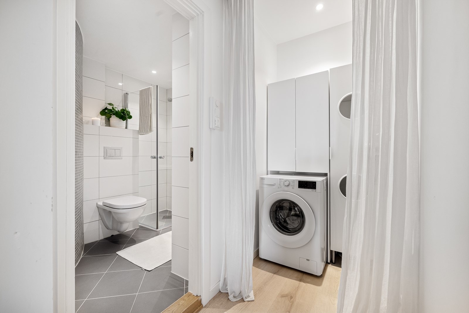 Ved badet finnes tilkobling for vaskemaskin. Vaskenisjen er skjermet med forheng og har praktisk oppbevaringsplass. Galleribilde
