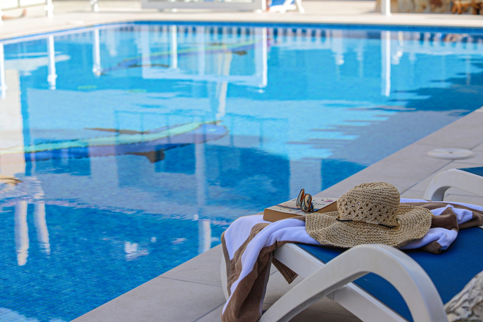 Flott svømmebasseng tilrettelagt for rullestol Galleribilde