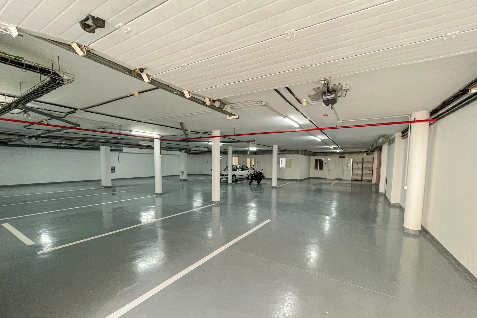 Garasjeanlegg i underetasjen Galleribilde