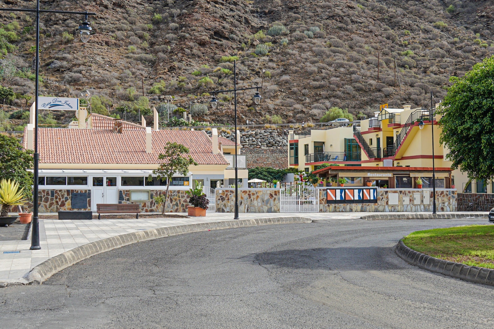 Eiendommens fasade mot veien Galleribilde