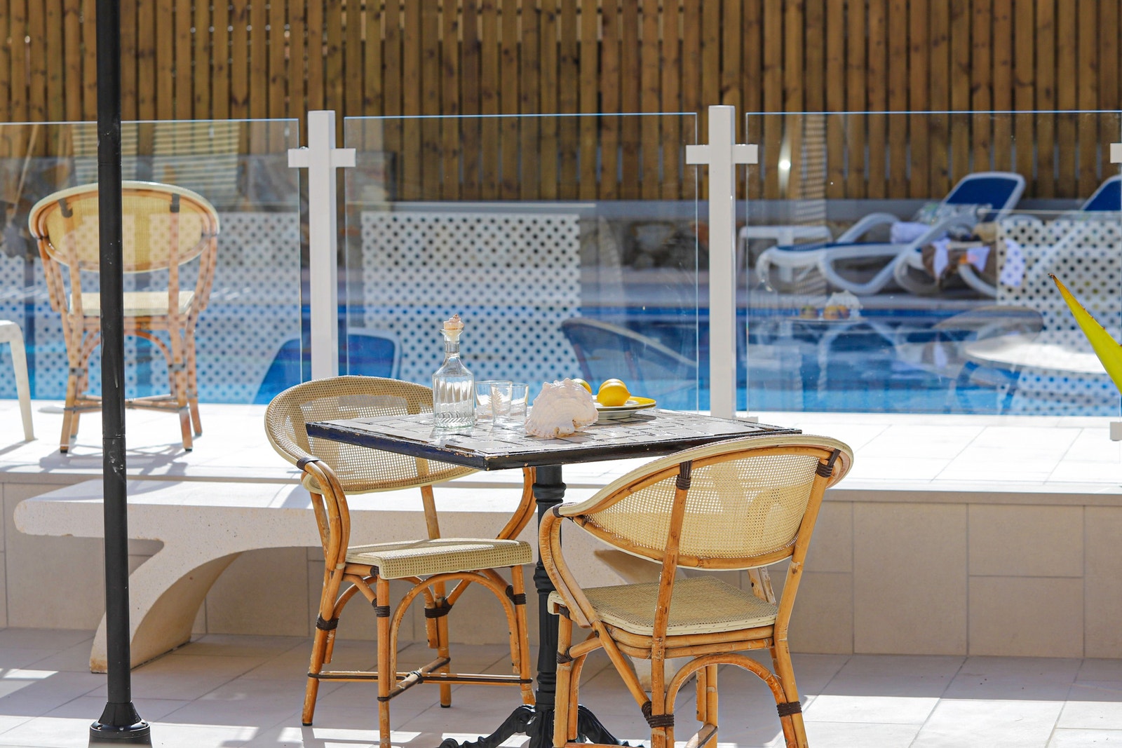 Stoler og bord i fellesområde Galleribilde