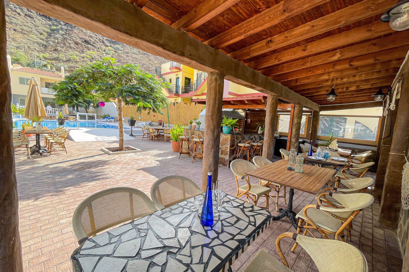 BBQ-området er under tak og ferdig møblert Galleribilde