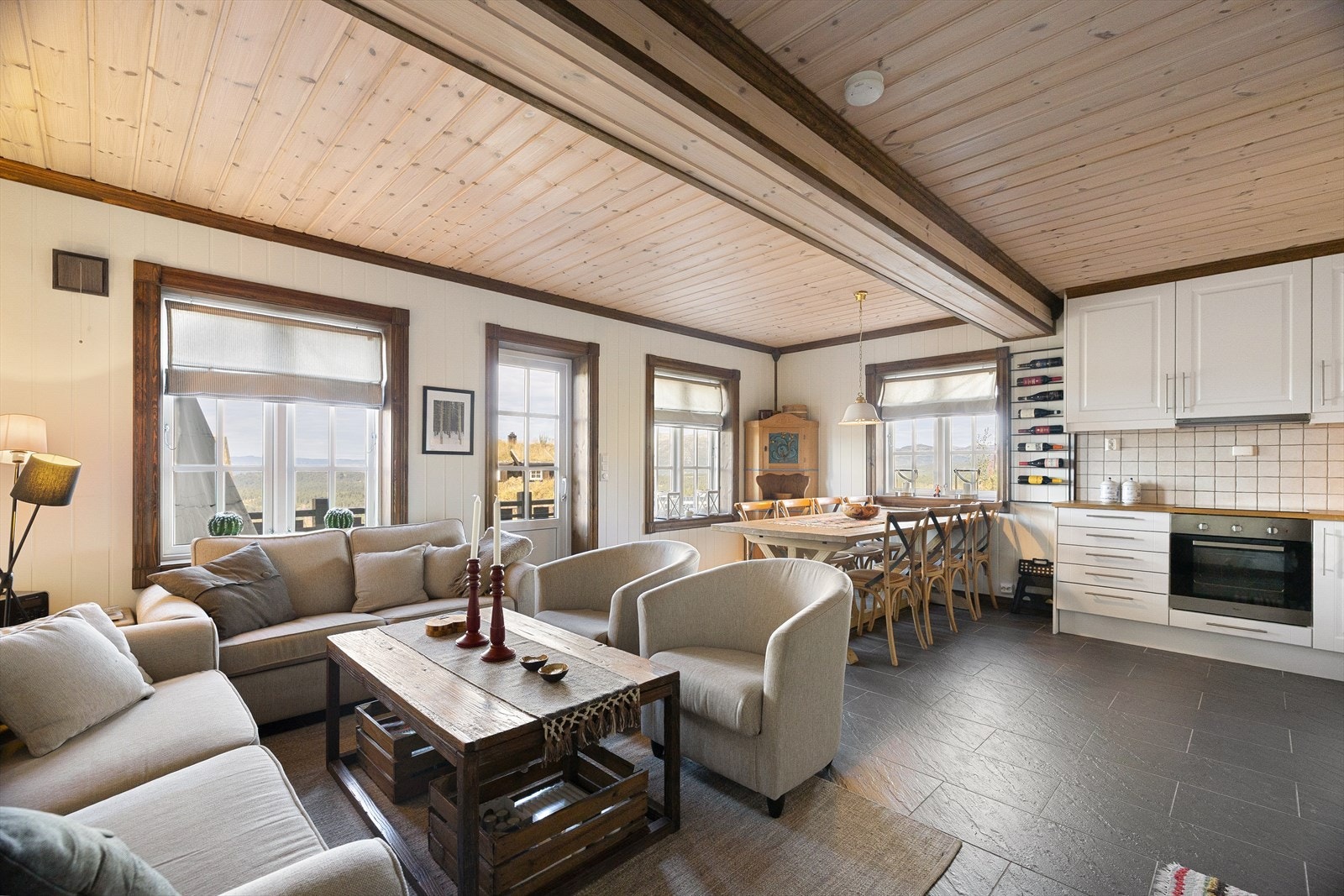 Åpen og lys planløsning med utgang direkte til sol- og utsiktsterrassen. Galleribilde