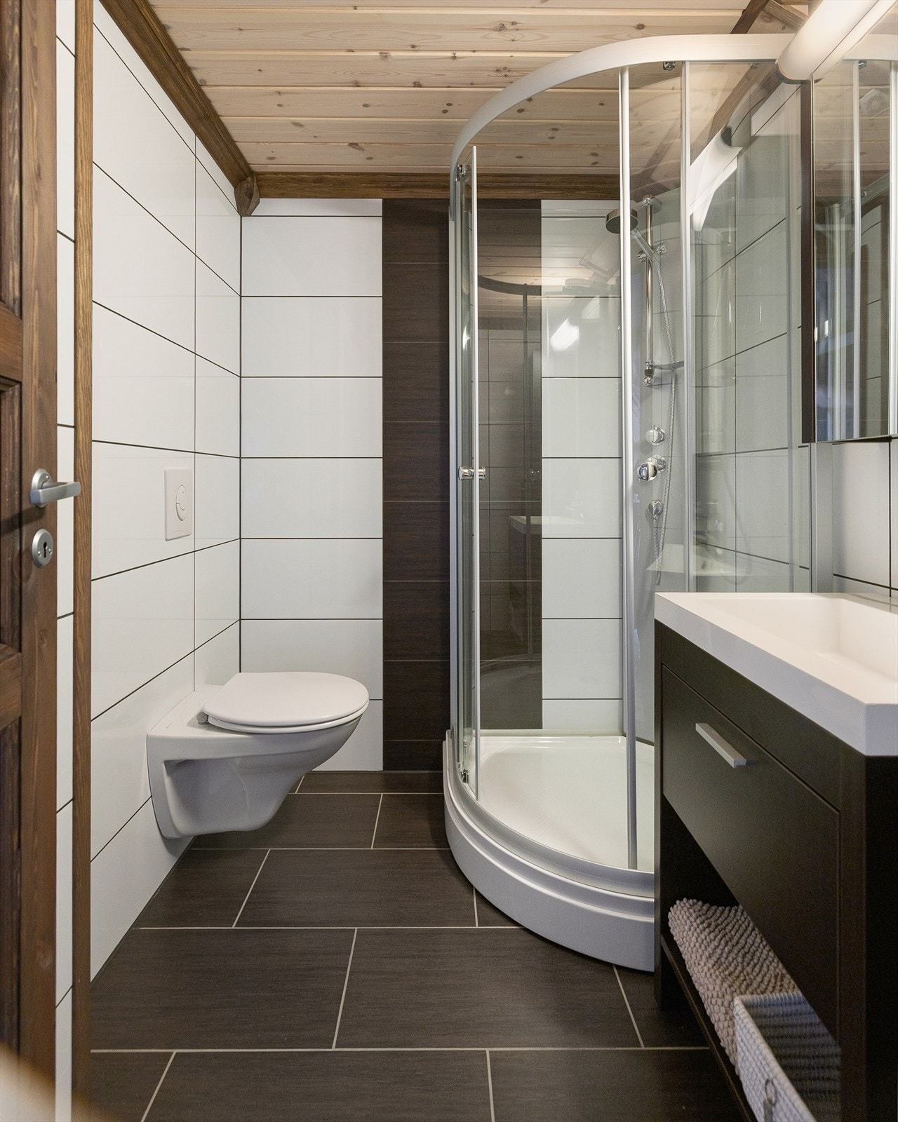 Dusjbad i loftsetasjen. Galleribilde