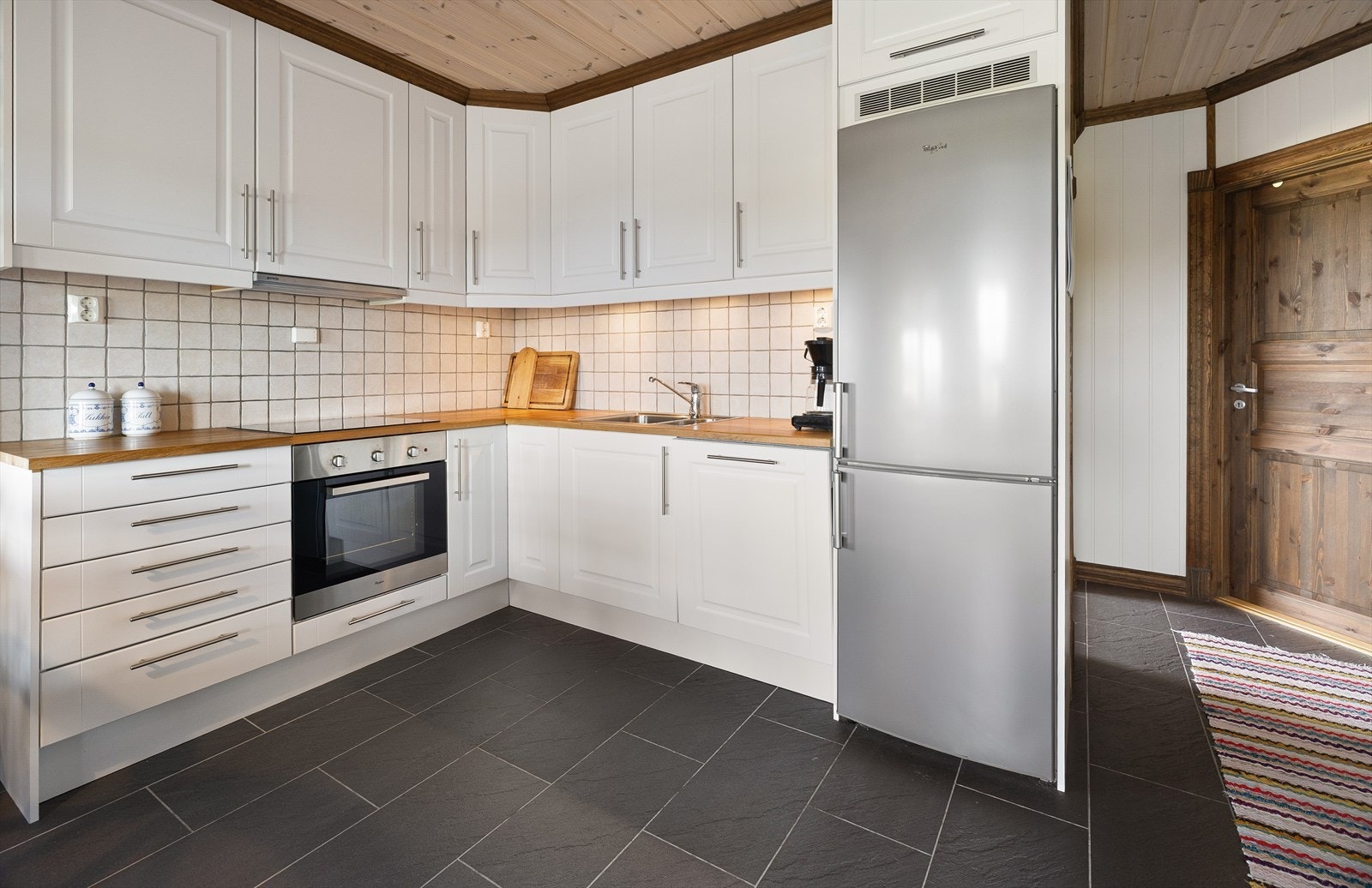 Kjøkkenet er åpent mot stue og spisestuen med god spiseplass og direkte adkomst til terrassen. Galleribilde