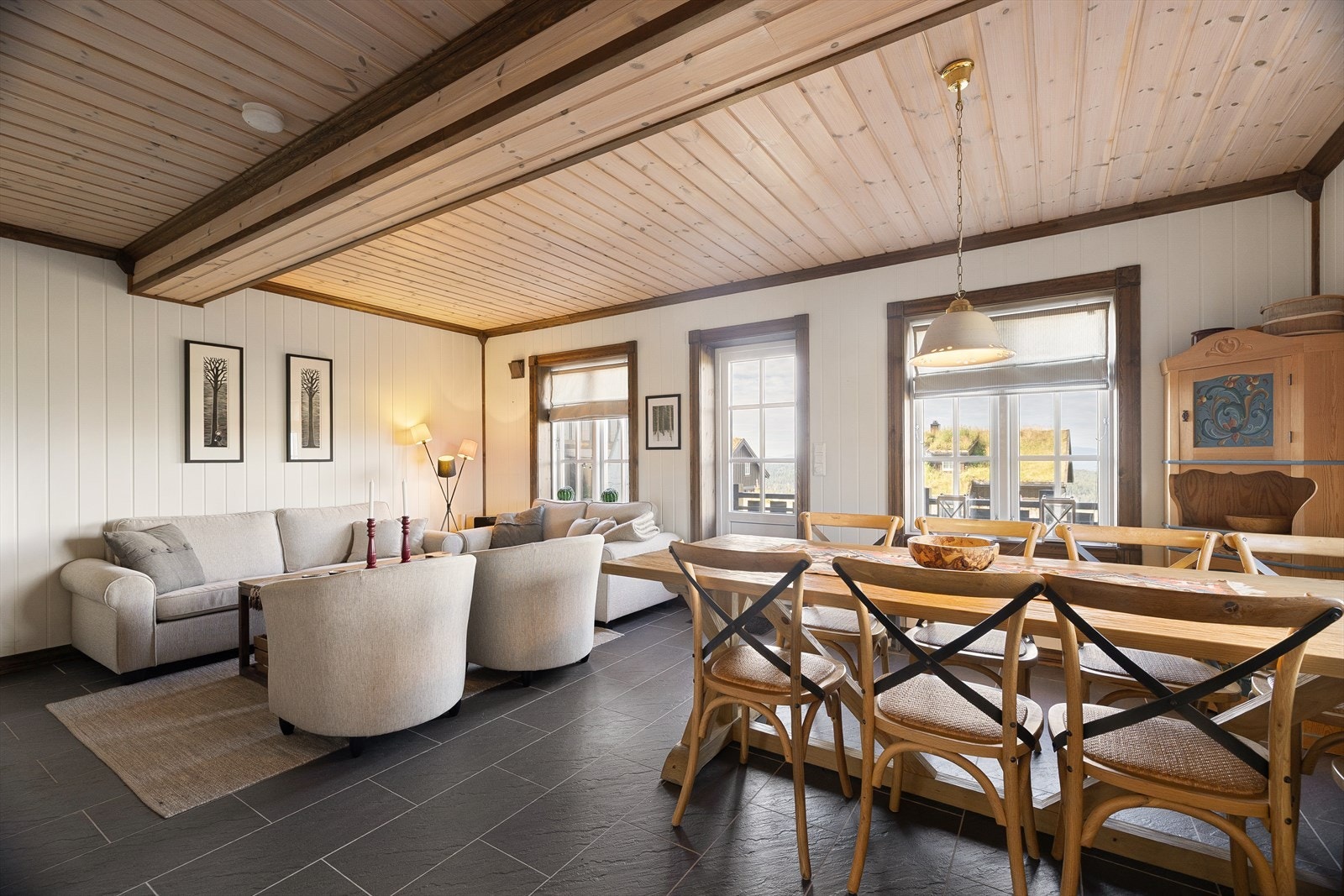 Meget innholdsrik og arealeffektiv fritidsbolig med gjennomgående god standard og god romløsning. Galleribilde