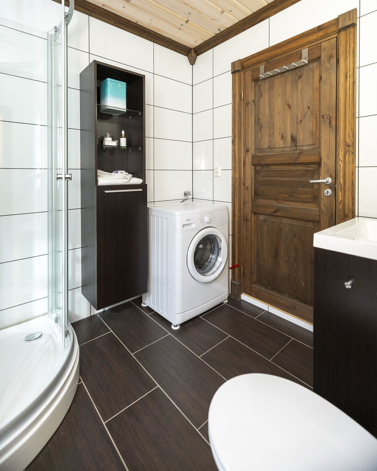 Fritidsboligen har 2 komplette bad, begge fliselagt til tak og varmekabler i gulv. Galleribilde