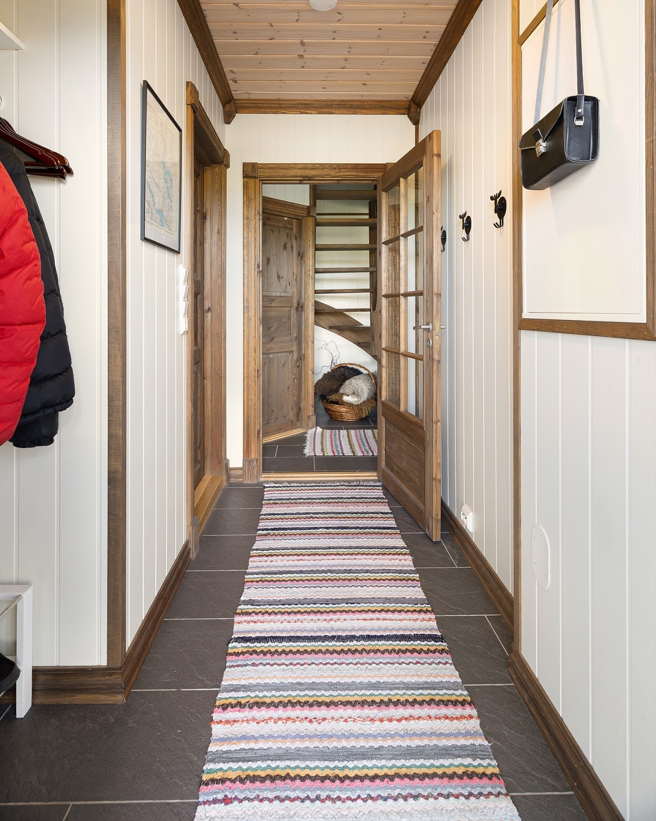 Gang / entrè med fliser og varmekabler. Galleribilde