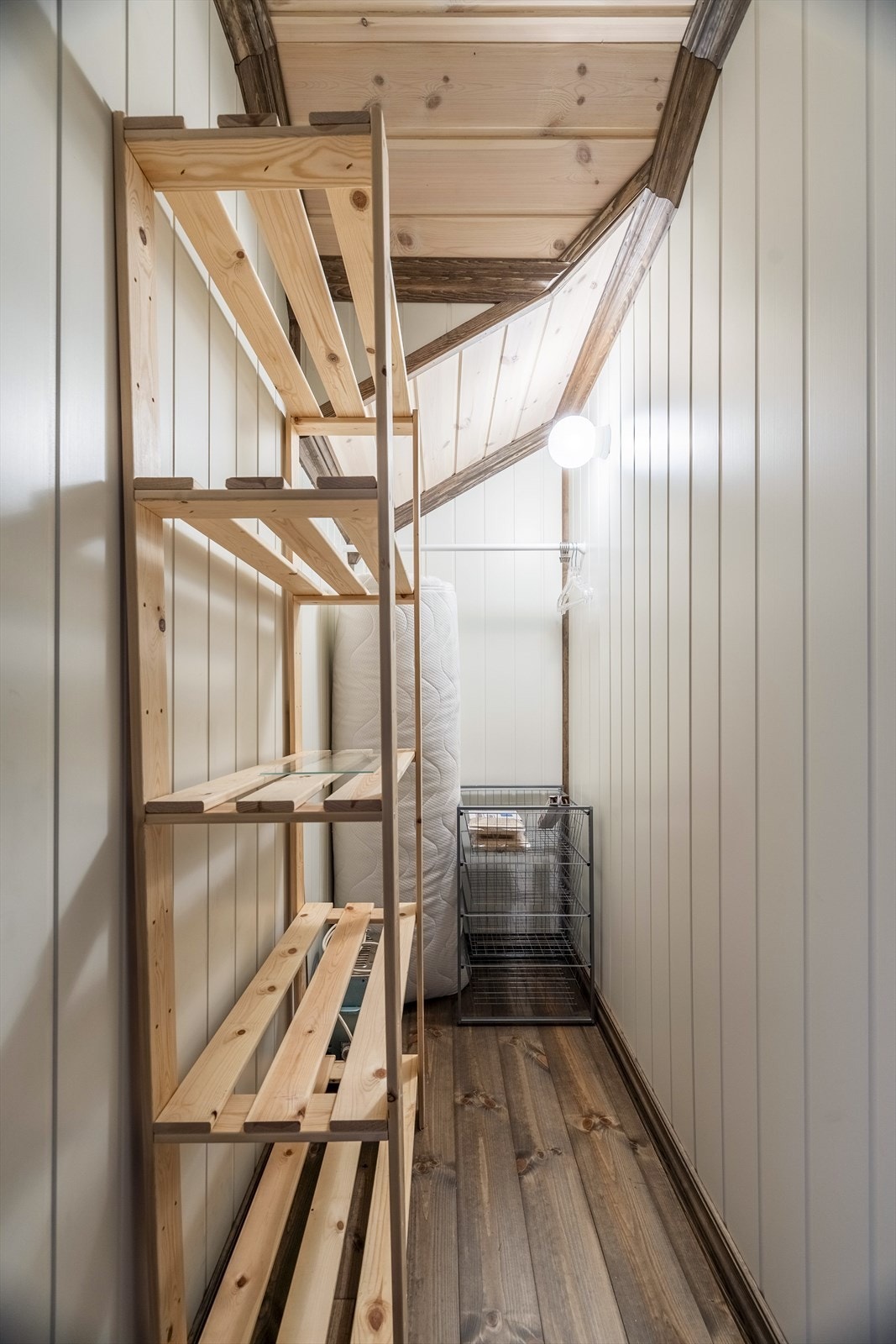 Loftsbod. Galleribilde