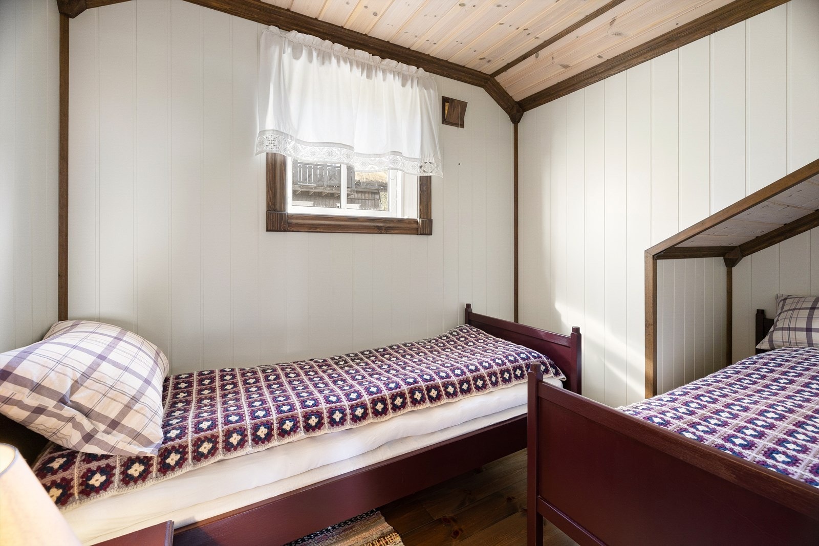 Innholdsrik loftsetasje med hele 3 soverom og rikelig med soveplasser. Galleribilde