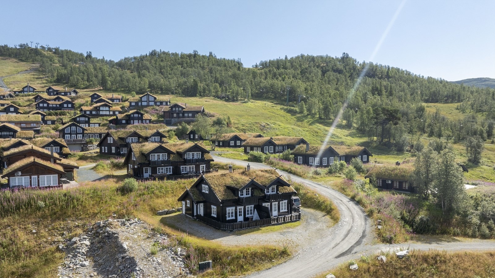 Eiendommen ligger ved Rauland Skisenter, som er den eldste del av skisenteret med videre forbindelse til hotellbakken og Holtardalen med ytterligere heiser, løypetraseer og servicetilbud. Galleribilde