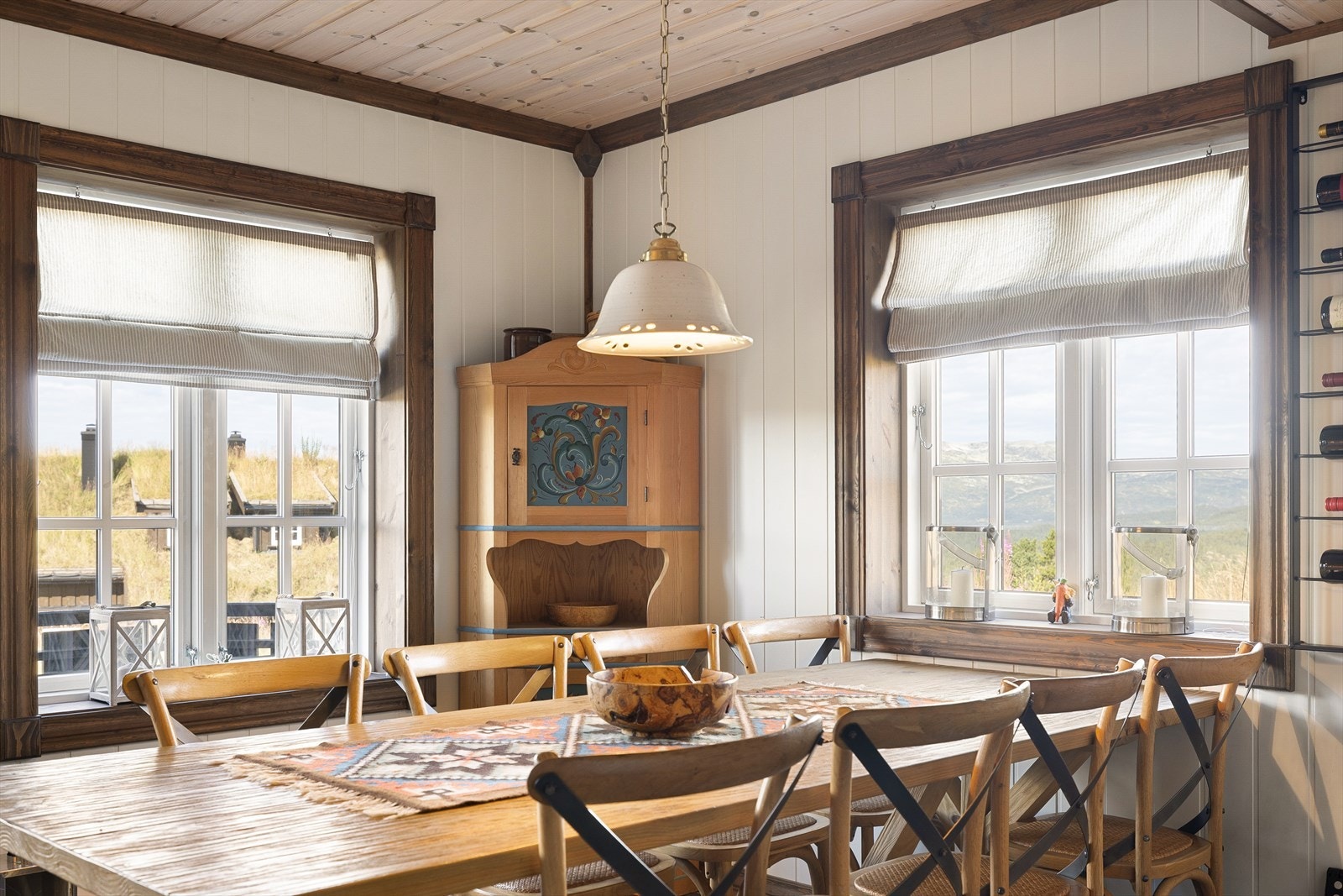 Romslig spiseplass på kjøkken. Galleribilde