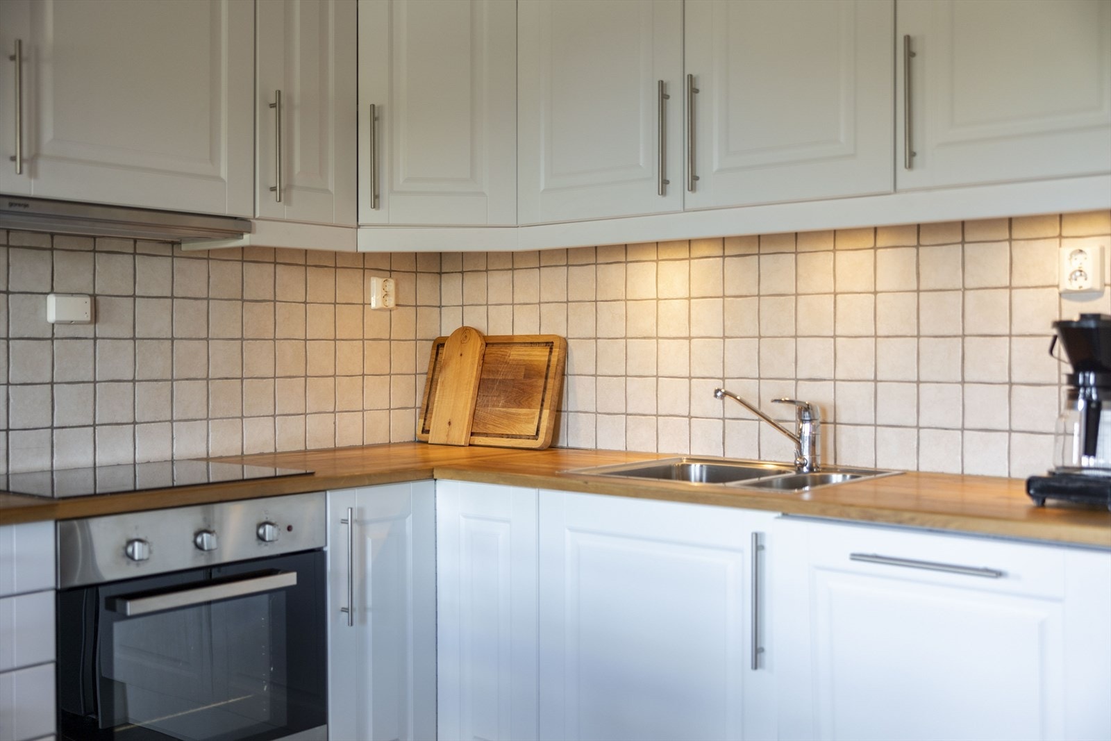 Innredning er i hvit, profilert utførelse med integrerte hvitevarer (komfyr, keramisk topp, oppvaskmaskin og kjøleskap som medfølger) Galleribilde