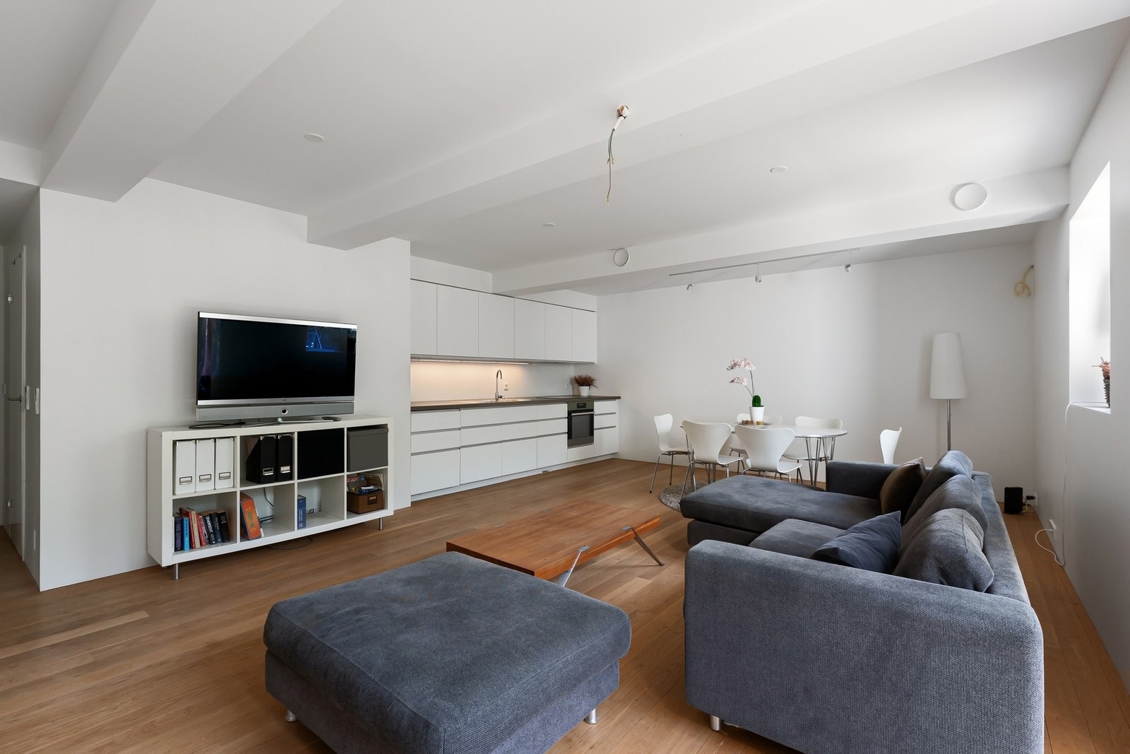 Du har naturlig plass til sofa, TV med tilhørende møblement og spisebord. Galleribilde